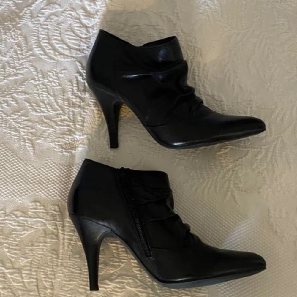 NWOT Aldo Black Leather Ankle Bootie Pointed Toe Heels